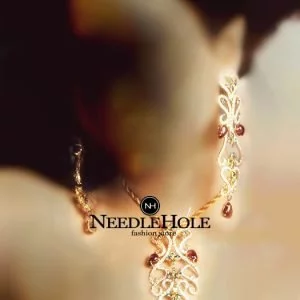 Splendorous Dangling Dark Red Gemstones Pakistani Jewellery Pendant For Brides