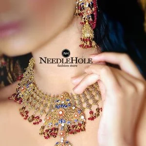 Alluring Pakistani bridal jewellery for brides comes with necklace and earrings