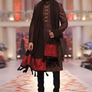 Dazzling men shawl in maroon color silk with contrast pallu hem and thread tassels